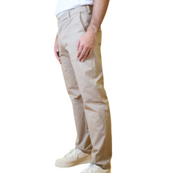 Pantalón casual athletic fit