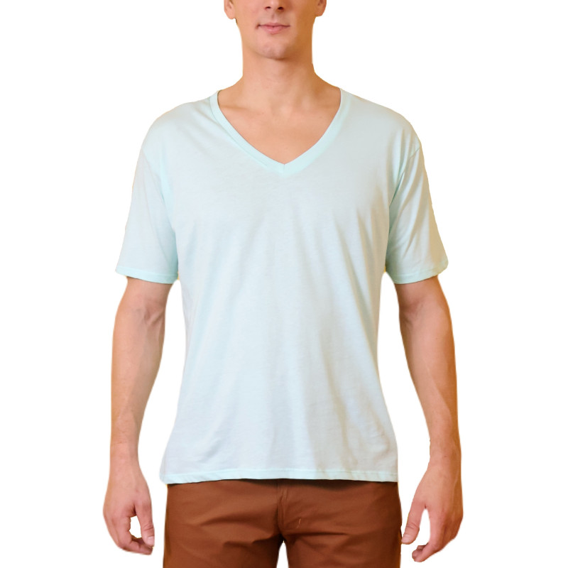 Camiseta slim cuello V amplio